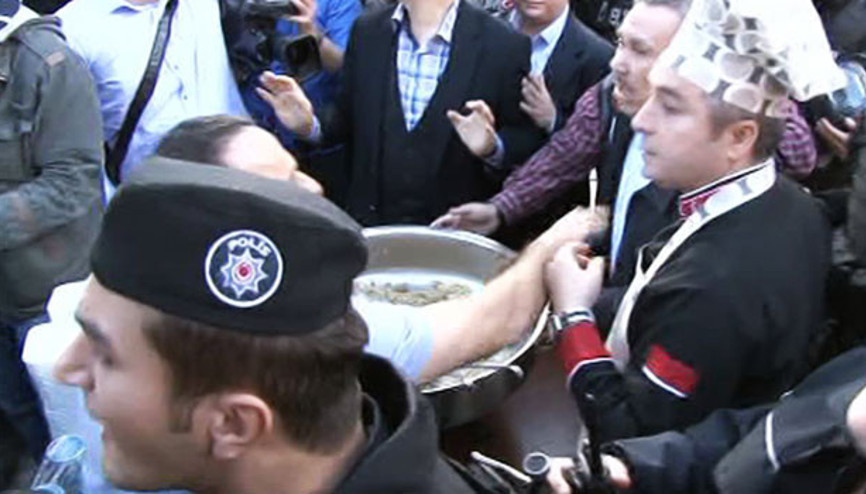 Oktay Usta pilav dağıtırken polis müdahalesi geldi