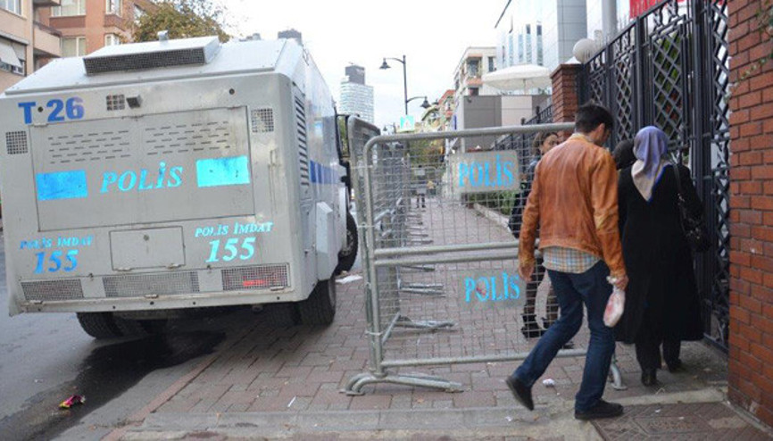 Polis, İpek Medya Grubu binasında çalışanlara kimlik kontrolü yaptı Polis, İpek Medya Grubu binasında çalışanlara kimlik kontrolü yaptı