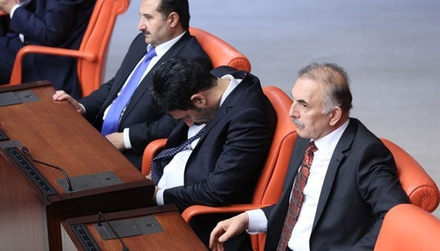 Uğur Işılakın koalisyon şiirine sosyal medya alternatifleri