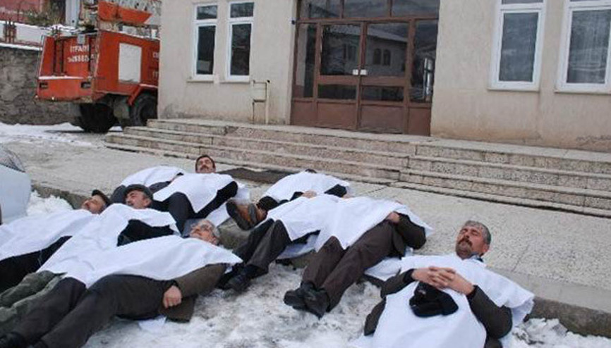 Başkan ve Meclis üyeleri kefen giydi