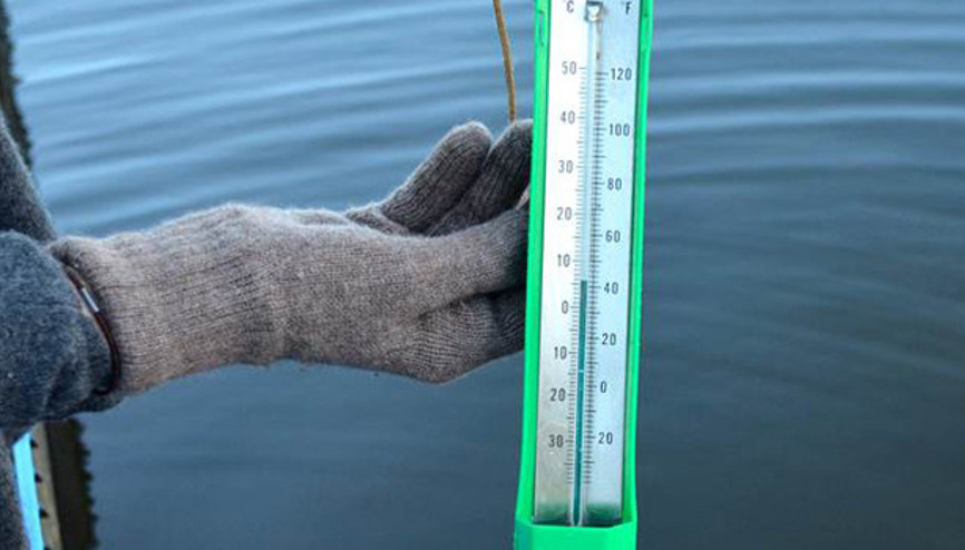 Noel sabahı buz gibi suda yüzdüler