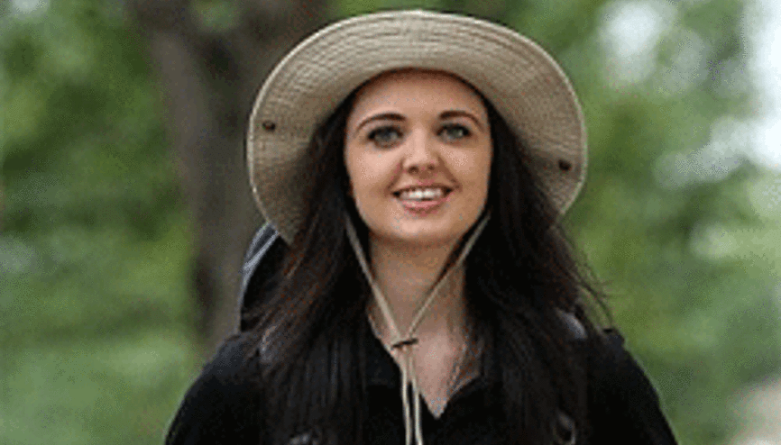 Heykel gibi taşlaşıyor