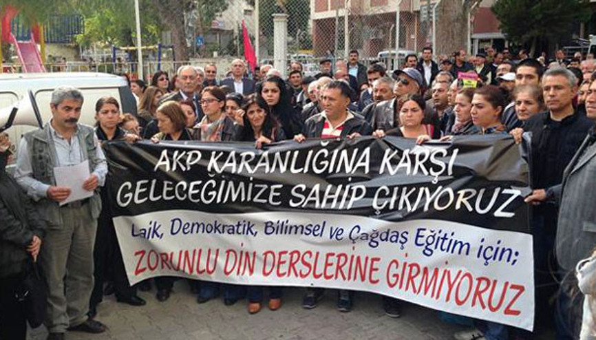 Velilerden ‘zorunlu din dersi’ protestosu