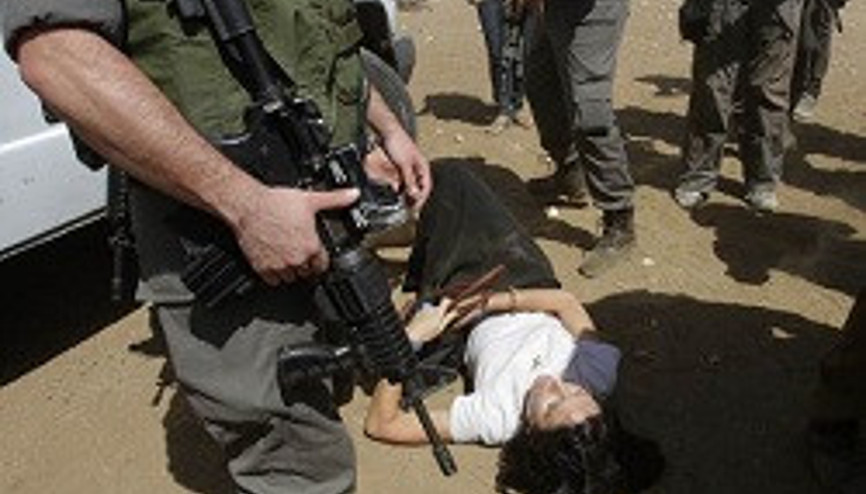 İsrail askerleri Fransız diplomatı yerde sürüklediler