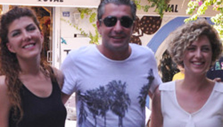 ERKAN PETEKKAYA EŞİ VE BALDIZI İLE TATİLDE