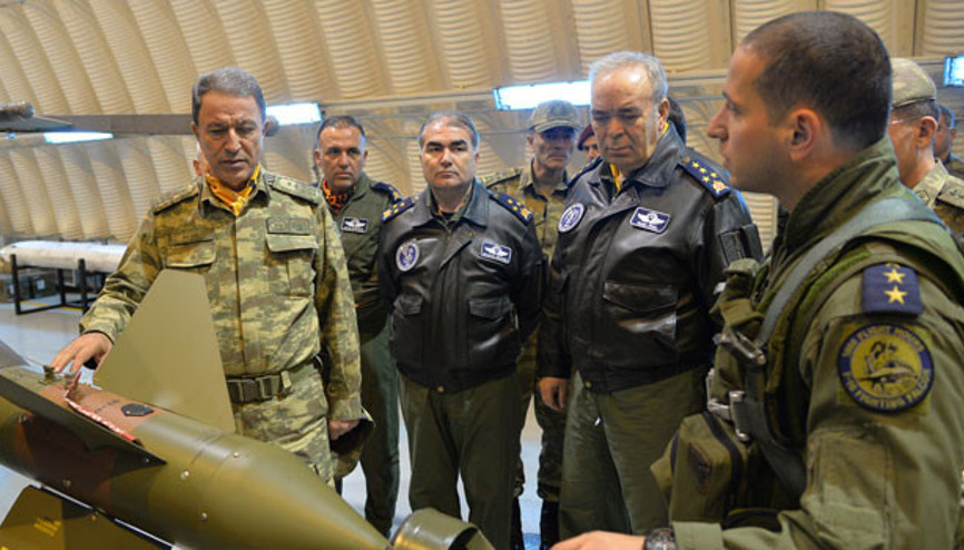 Genelkurmay Başkanı Orgeneral Hulusi Akardan pilotlara fular jesti Genelkurmay Başkanı Orgeneral Hulusi Akardan pilotlara fular jesti