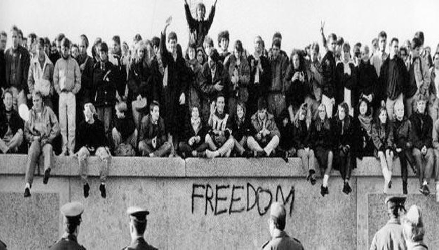 Berlin Duvarının yıkılışının 26. yıl dönümü | Berlin Duvarı neden yıkıldı