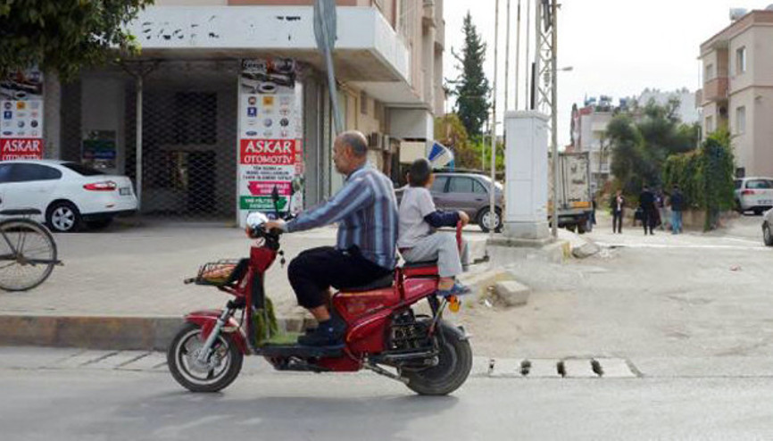 Nasrettin Hocaya özenip, motosiklete ters bindi Nasrettin Hocaya özenip, motosiklete ters bindi