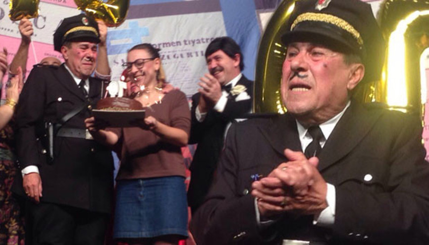 Zihni Göktay yeni yaşını sahnede kutladı