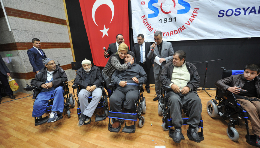 10 engelliye akülü araç