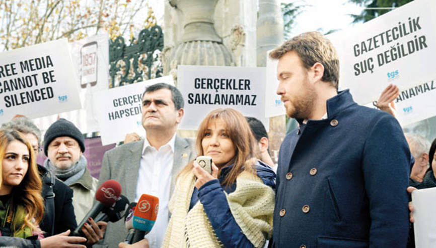Gazetecilerden protesto