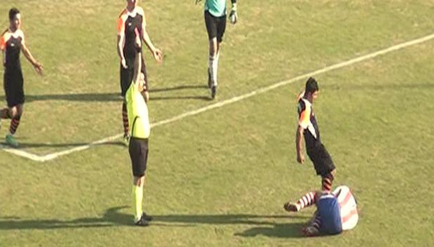 Rakibi tarafından yüzüne tekme atılan futbolcu için risk büyük