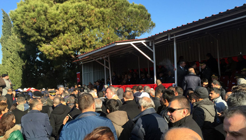 Kubilay törenlerinde protokolün barikatla ayrılmasına tepki var
