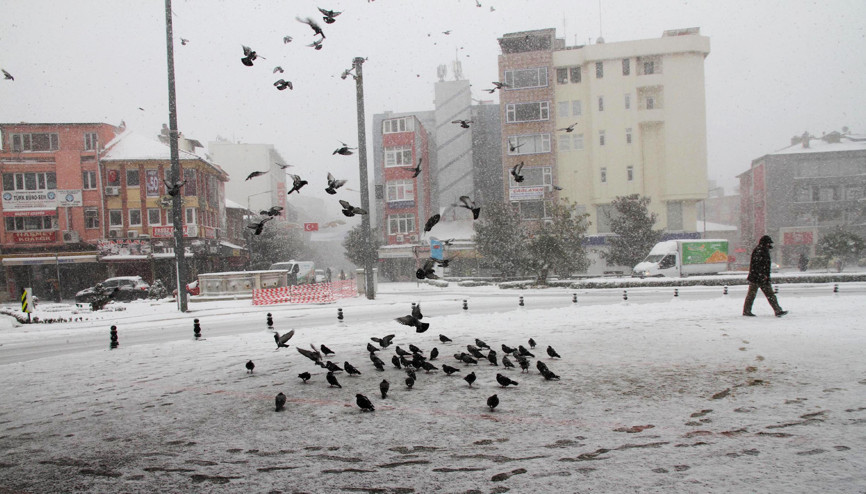 Balıkesir’de kar kırsal kesimdeki 136 mahallenin yolunu ulaşıma kapattı Balıkesir’de kar kırsal kesimdeki 136 mahallenin yolunu ulaşıma kapattı