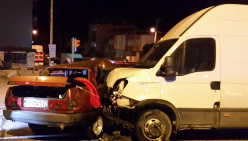Ters şeritten kavşağa girdi: 1 yaralı
