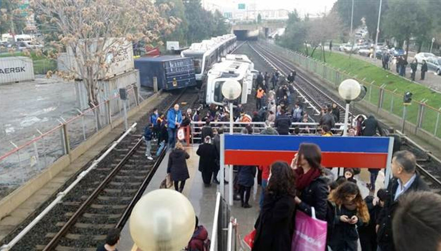 İzmirde metro kazası: 10 yaralı İzmirde metro kazası: 10 yaralı
