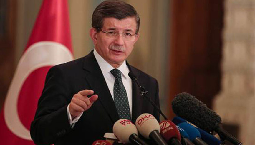 Başbakan Davutoğlu kimi işaret etti Başbakan Davutoğlu kimi işaret etti