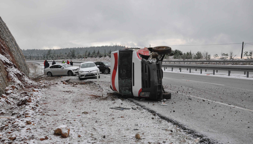 Denizli’de yollar buz pistine döndü