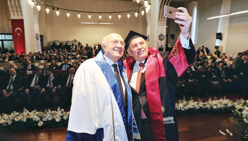 Topbaş’tan fahri doktora selfie’si