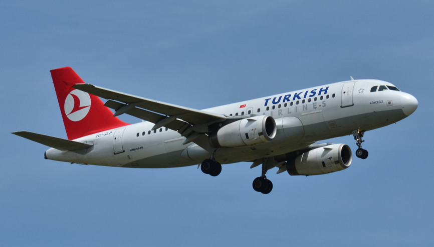 THY uçağı kalkış sonrası martıya çarptı