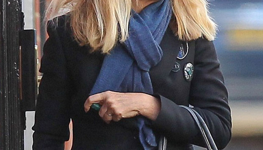 Jerry Hall Elmas yüzüğünü böyle sakladı Jerry Hall Elmas yüzüğünü böyle sakladı