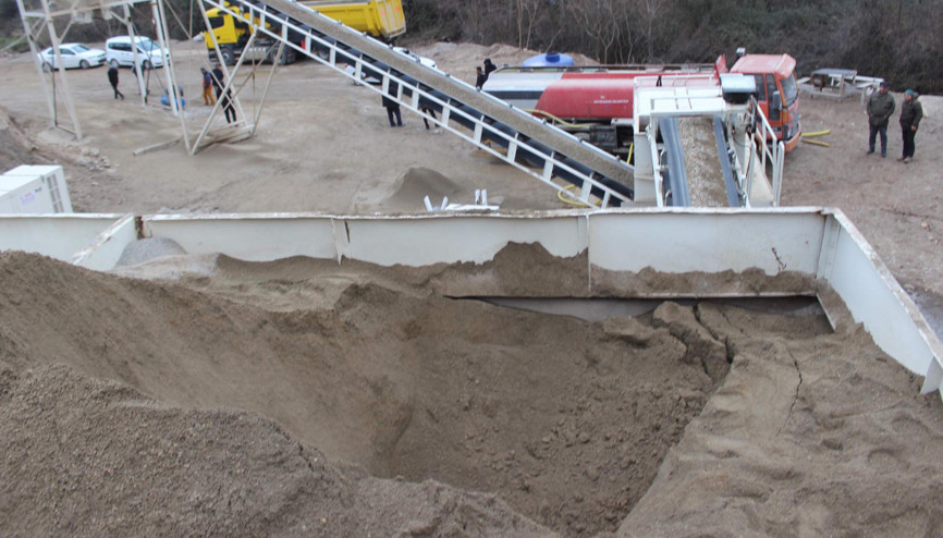 Kum silosunun içine düştü