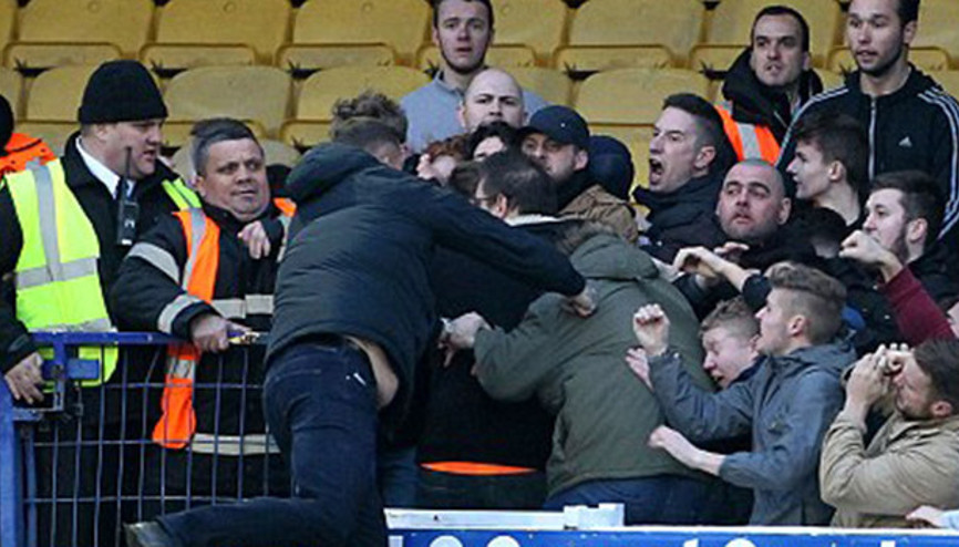 400 kişilik tribüne tek başına daldı