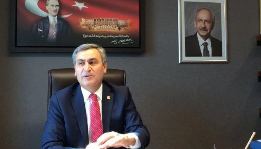 CHP’li Necati Yılmaz Atatürk posterinin önünde açıklama yaptı CHP’li Necati Yılmaz Atatürk posterinin önünde açıklama yaptı