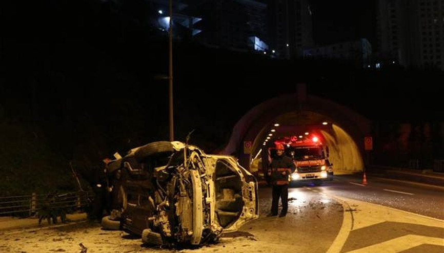 Şişlide otomobil yaklaşık 15 metreden yola düştü: 2 yaralı