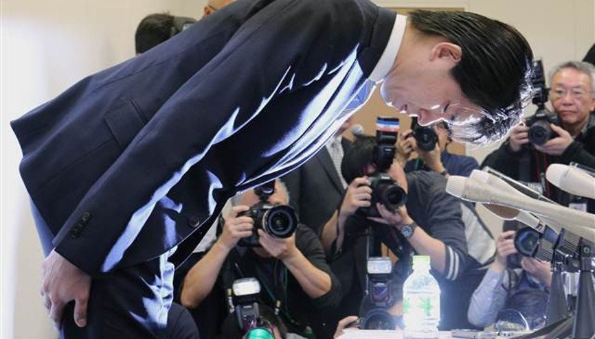 Babalık izni tartışması başlatan Japon vekil Miyazaki, eşini hamileyken aldattı