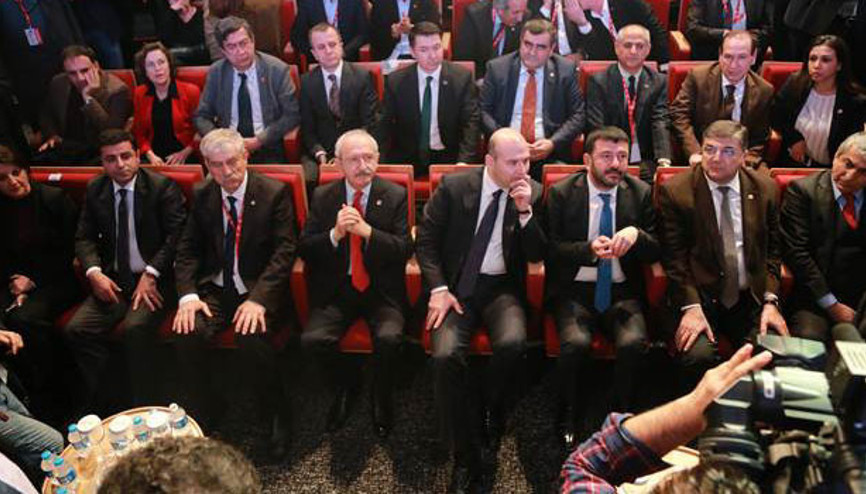 Süleyman Soylu protestolar üzerine salonu terk etti