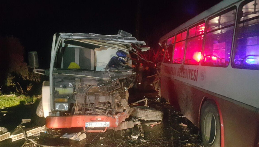 İzmirde işçi servisi tankerle çarpıştı: 1 ölü 23 yaralı