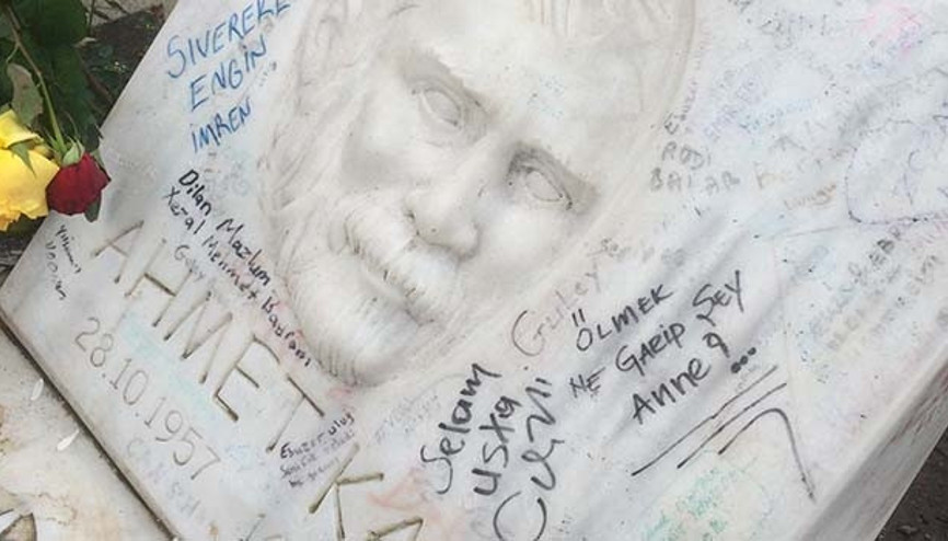 Ahmet Kaya’nın mezarındaki yazılar dikkat çekiyor