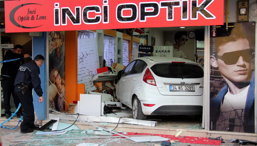 Yayaya çarpan kadın sürücü otomobille optik dükkanına girdi