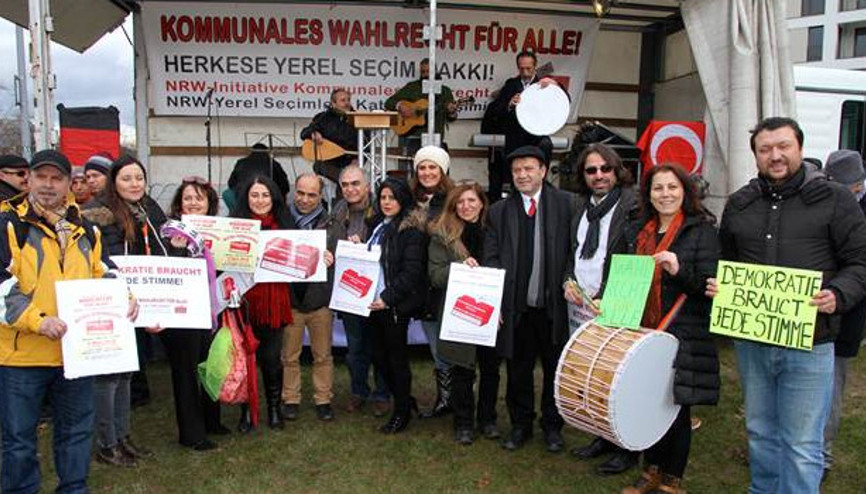 Türkler’den parlamento önünde ‘seçme hakkı’ talebi