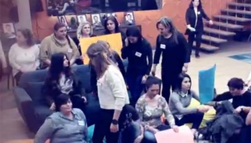 Kısmetse Olurda bugün fanlar Ayçayı sıkıştırıyor - izle Kısmetse Olurda bugün fanlar Ayçayı sıkıştırıyor - izle