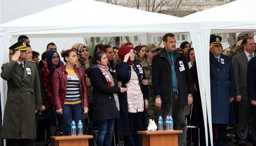 Şehit eşini asker selamıyla uğurladı