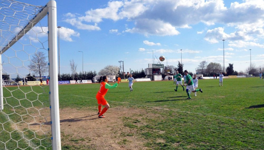 Protokol üyeleri, kadın futbol takımıyla maç yaptı