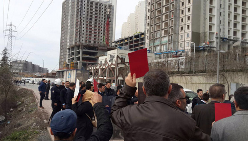 Esenyurtta eylemcilerden kırmızı kartlı, düdüklü eylem