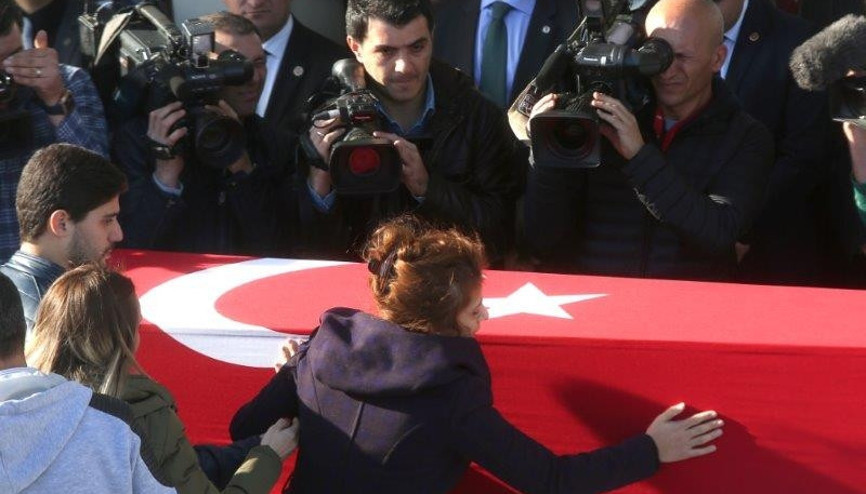 Şehit eşe asker selamıyla veda