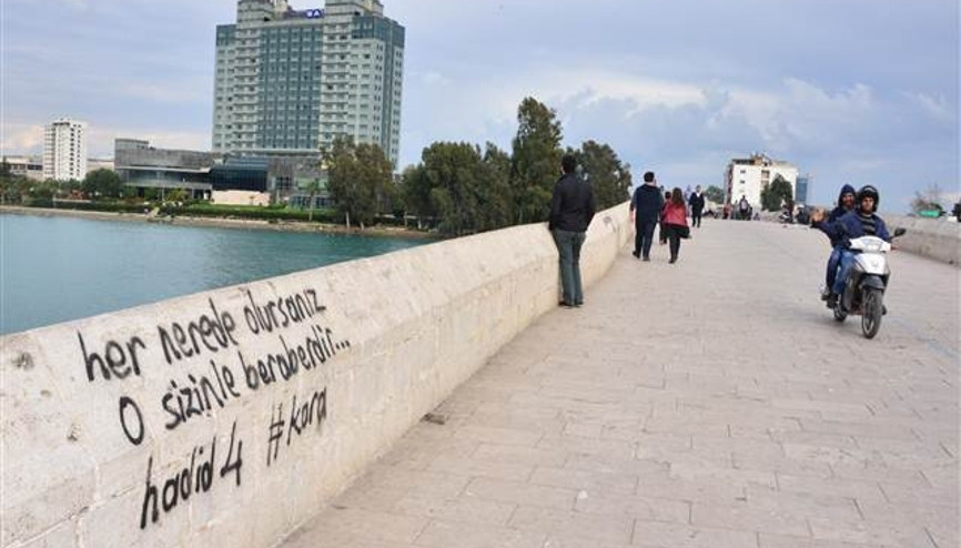 Adanada tarihi Taşköprü’ye sprey boyayla yazılar yazdılar
