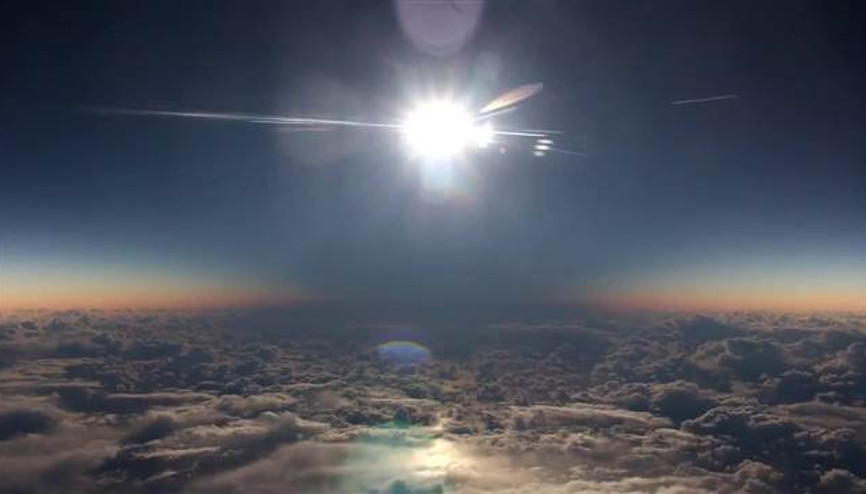 Güneş tutulması yolcu uçağından böyle görüntülendi
