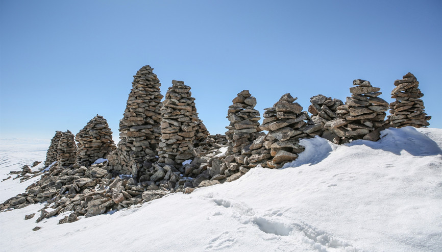 Vanın 2 bin 700 rakımlı tepesinde esrarengiz keşif