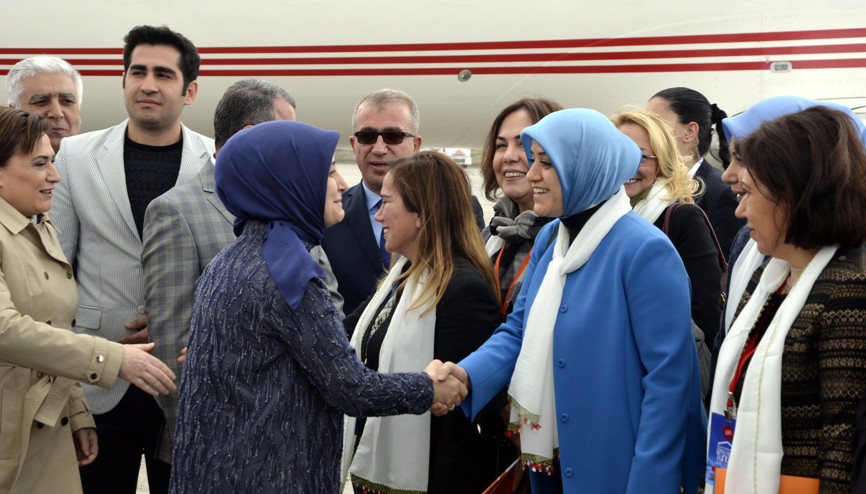 Sare Davutoğlunun Diyarbakır gezisinde ilginç ayrıntı Sare Davutoğlunun Diyarbakır gezisinde ilginç ayrıntı