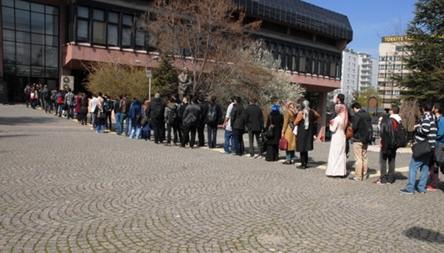 Milli Kütüphane’de sınav kuyruğu
