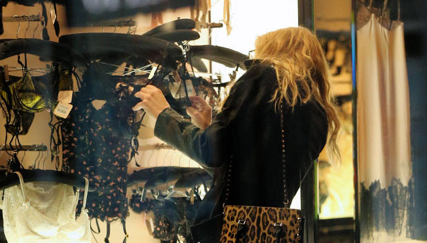 Courtney Lovea iç çamaşırı seçerken bile rahat yok