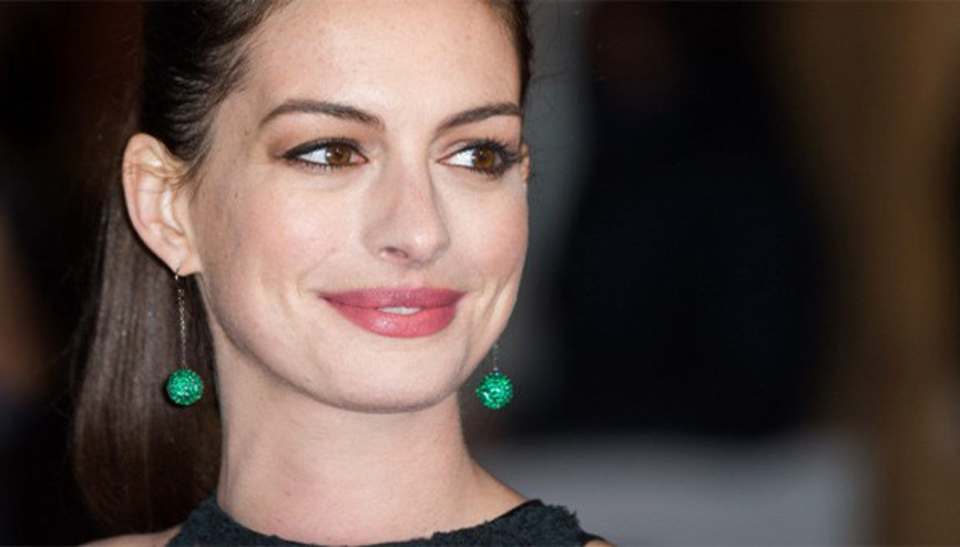 Anne Hathaway bebeği için gün sayıyor