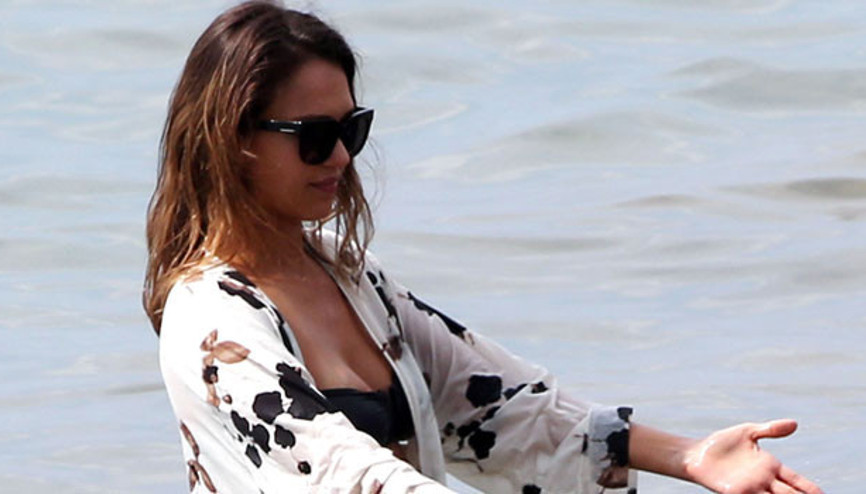 Jessica Alba tuniğini çıkarmadan denize girdi