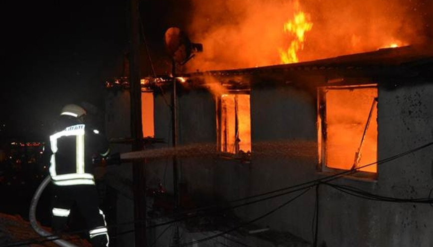 Trafo patladı, bir ev kül oldu
