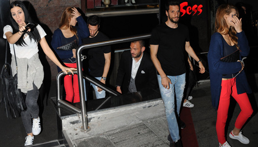 Hakan Balta eşi ve arkadaşlarıyla gece gezmesinde